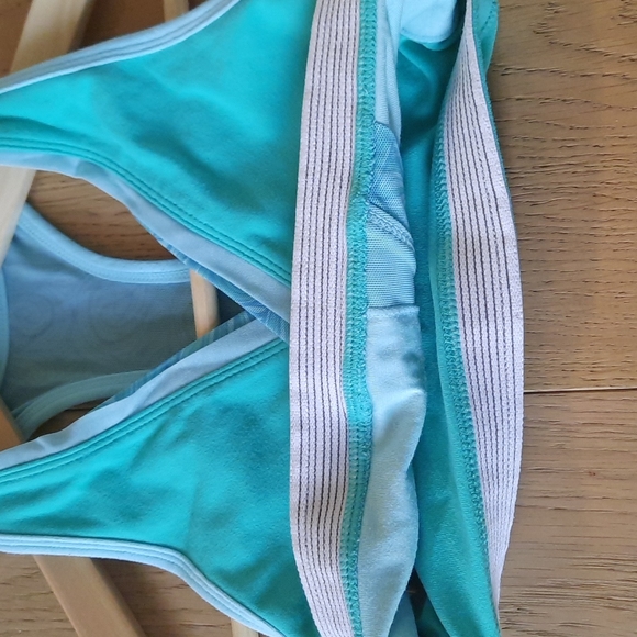 LULULEMON Sz 4 Sports Bra With Mesh Edging - Picture 5 of 5